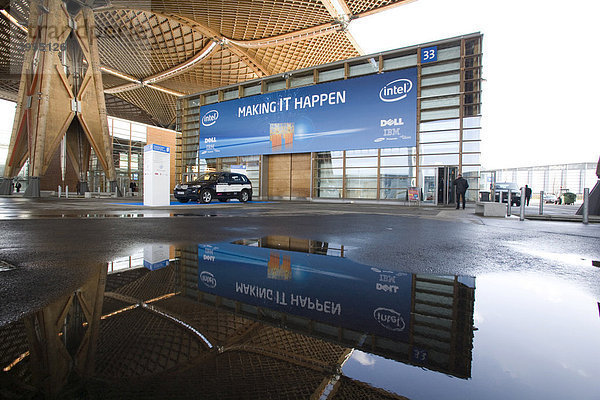 CeBIT 2009: Messepavillon der Firma Intel spiegelt sich in einer Regenpfütze  Hannover  Deutschland