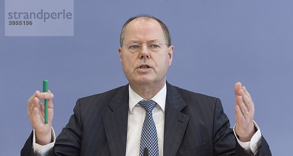 Peer Steinbrück  SPD  Bundesminister der Finanzen  in der Bundespressekonferenz  Berlin  Deutschland