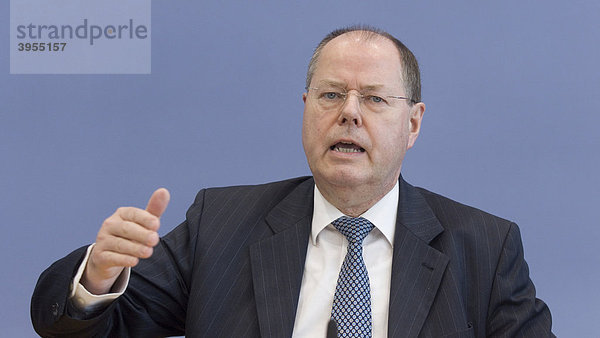 Peer Steinbrück  SPD  Bundesminister der Finanzen  in der Bundespressekonferenz  Berlin  Deutschland