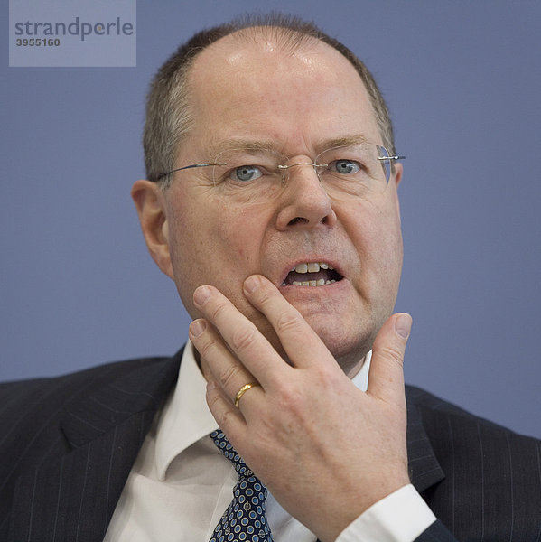 Peer Steinbrück  SPD  Bundesminister der Finanzen  in der Bundespressekonferenz  Berlin  Deutschland