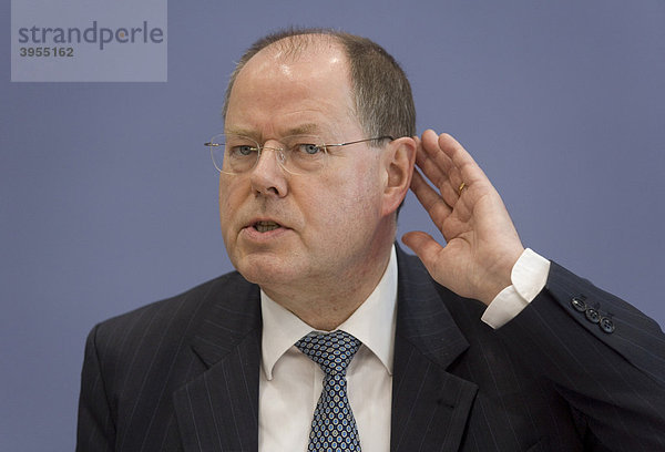 Peer Steinbrück  SPD  Bundesminister der Finanzen  in der Bundespressekonferenz  Berlin  Deutschland