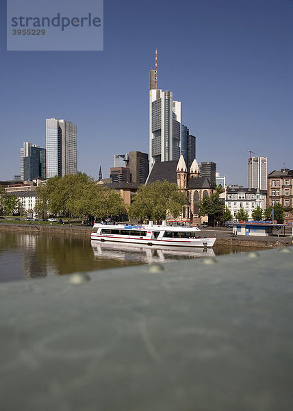 Skyline des Finanzzentrums mit Firmenzentrale der Commerzbank AG  Frankfurt am Main  Hessen  Deutschland  Europa