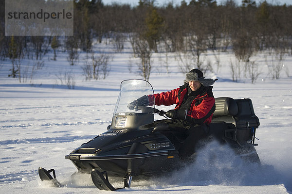 Ein Snowmobilfahrer in Kiruna  Nordschweden  Schweden