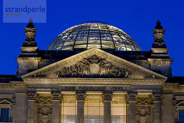Der Reichstag mit neuer Beleuchtung  Berlin  Deutschland  Europa