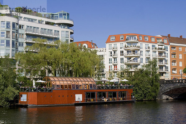 Gebäude und Restaurantschiff am Spreebogen  Berlin  Deutschland  Europa
