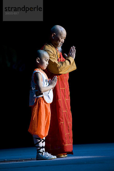 Der jüngste  9  und der älteste  70  Shaolin-Mönch während einer Aufführung am 22.03.2009 in Berlin