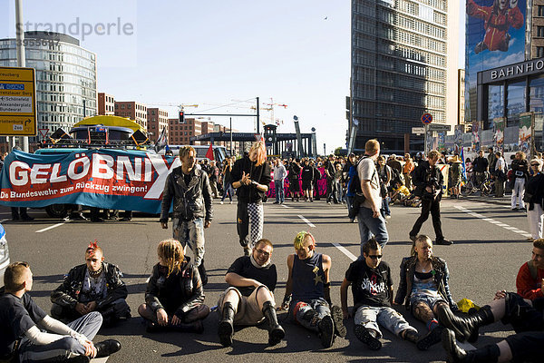 Protestveranstaltung auf dem Potsdamer Platz gegen das Feierliche Gelöbnis der Bundeswehr vor dem Reichstag  Berlin  Deutschland  Europa