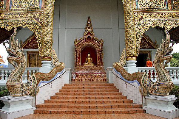 Buddha  Drachen  Tempelanlage Wat Phra Sing  Chiang Mai  Thailand  Asien