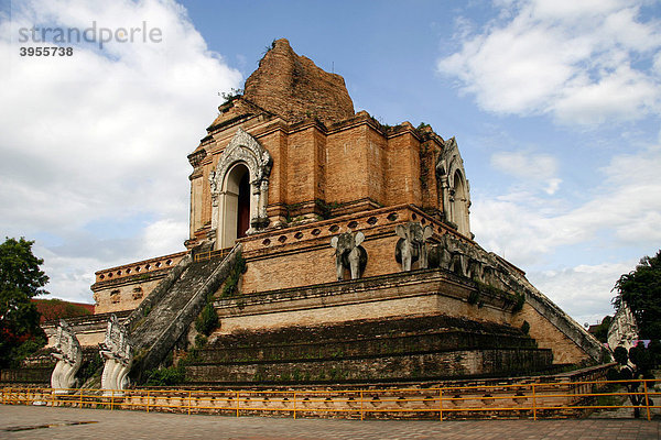 Stupa mit Elefanten-Statuen  Tempelanlage Wat Chedi Luang  Chiang Mai  Thailand  Asien