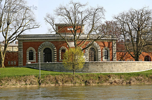 Reduit Tilly  vorne die Donau  klassizistische Festungsanlage  Klenzepark  Ingolstadt  Bayern  Deutschland  Europa