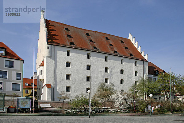 Herzogskasten  Herzogsschloss  13. Jahrhundert  ältester Profanbau der Stadt  Marieluise Fleißer Bücherei  Ingolstadt  Bayern  Deutschland  Europa
