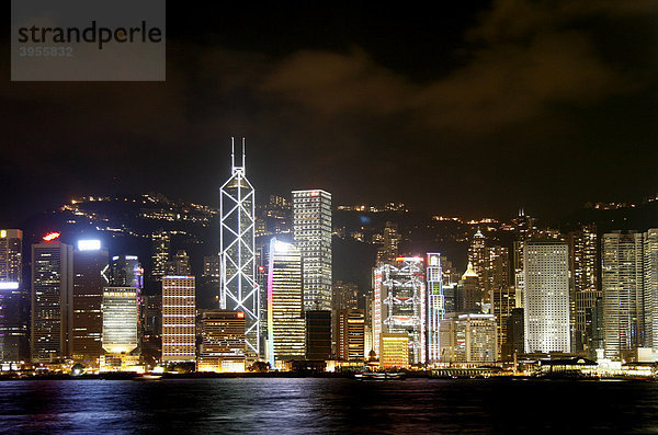 Blick von Kowloon  Tsim Sha Tsui Ufer  auf die Skyline von Hongkong Island  Hong Kong  China  Asien