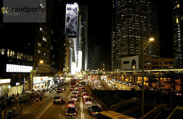 Straße auf Hong Kong Island  Nachtaufnahme  Hongkong  Hong Kong  China  Asien