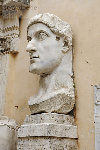 Kolossaler Kopf aus Marmor  Teil einer Statue  Kapitolinische Museen  Rom  Italien  Europa