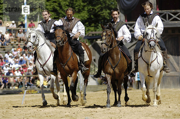 Vier Reiter reiten auf Pferden  Ritterturnier in Kaltenberg  Oberbayern  Bayern  Deutschland  Europa