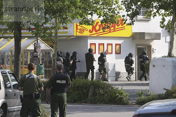 Polizeieinsatz Sondereinsatzkommando  SEK  bei einer Explosion  ein Mann hat sich in seiner Wohnung verbarrikadiert  Viernheim  Hessen  Deutschland  Europa
