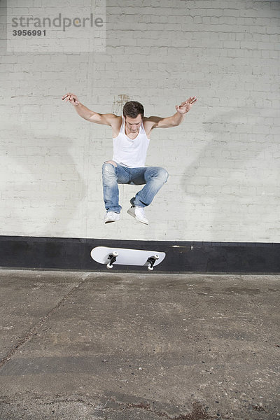 Skateboarder macht einen Flip