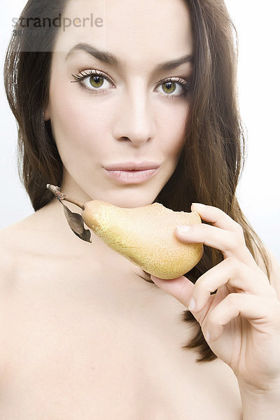 Gesunde hübsche Frau isst Birne