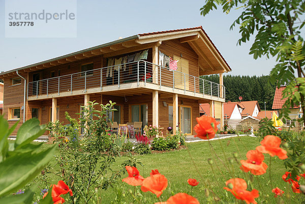 Wohnhaus mit Holzverkleidung  Bayern  Deutschland  Europa