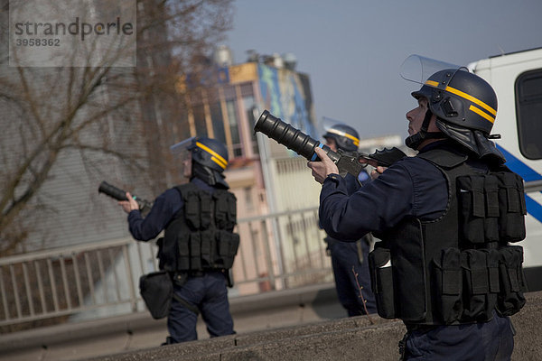 Französische Polizisten schießen bei Protesten gegen den NATO-Gipfel Tränengasgranaten  Straßburg  Frankreich