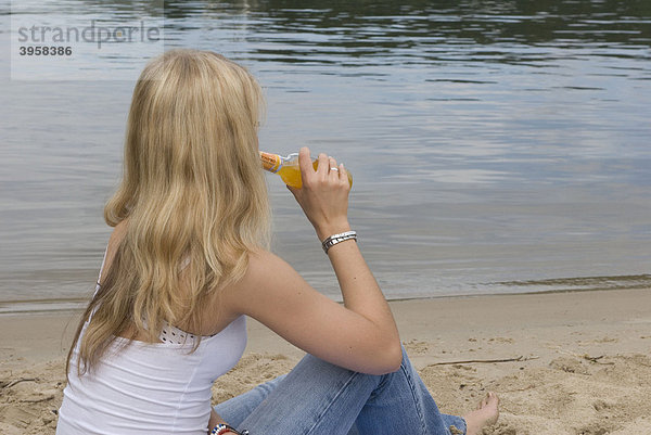 Mädchen  Teenager  Alkohol  Trinken  Freizeit  Strand