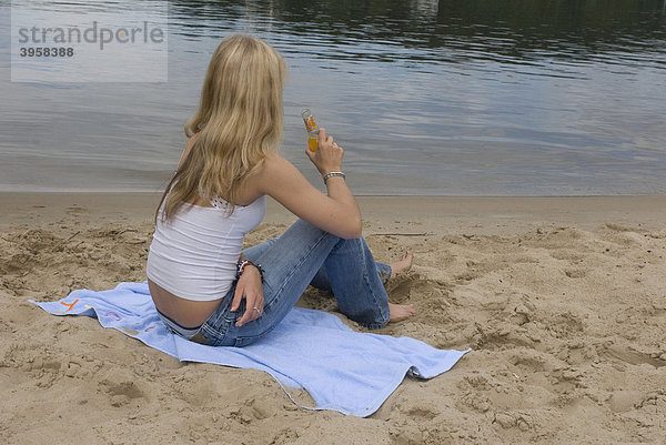 Mädchen  Teenager  Alkohol  Trinken  Freizeit  Strand