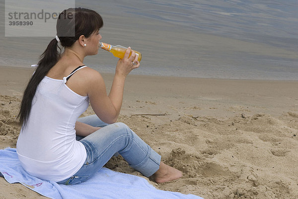 Mädchen  Teenager  Alkohol  Trinken  Freizeit  Strand