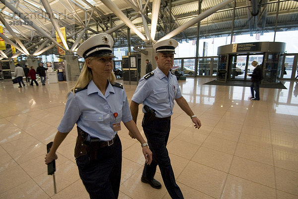 Sicherheitsbeamte  Sicherheitskontrollen  Mann  Frau  Flughafen  Airport Hamburg  Hamburg  Deutschland