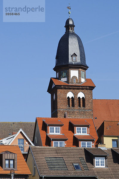 Blick über die Dächer der Altstadt auf die Kirche St. Marien  Waren  Müritz  Mecklenburg-Vorpommern  Deutschland  Europa