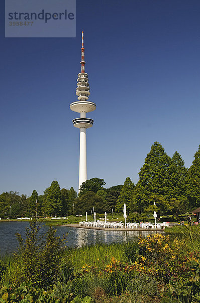 Der große See im Park Planten un Blomen  hinten der Hamburger Fernsehturm  Heinrich-Hertz-Turm  Tele-Michel  Telemichel  Hamburg  Deutschland  Europa