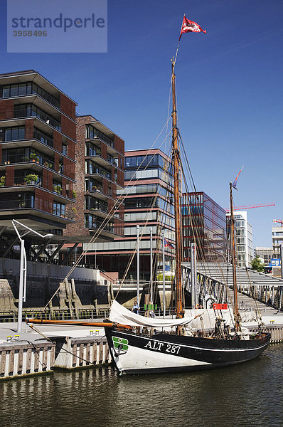 Historisches Segelschiff im Traditionsschiffhafen  Sandtorhafen  Hafencity  Hafen City  Hamburg  Deutschland  Europa