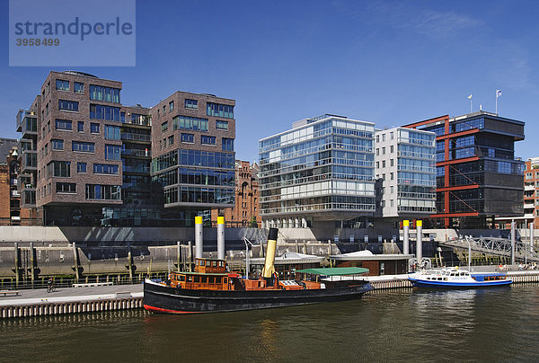 Historischer Hafenschlepper im Traditionsschiffhafen im Sandtorhafen in der Hamburger Hafencity  Hafen City  Hamburg  Deutschland  Europa