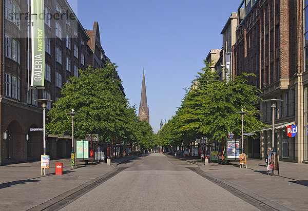 Einkaufsmeile Mönckebergstraße in der Innenstadt von Hamburg  Deutschland  Europa