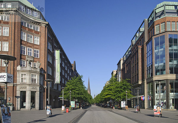 Einkaufsmeile Mönckebergstraße in der Innenstadt von Hamburg  Deutschland  Europa