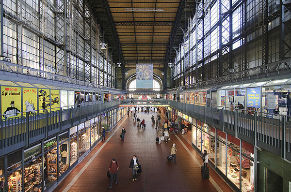 Wandelhalle im Hamburger Hauptbahnhof  Hamburg  Deutschland  Europa