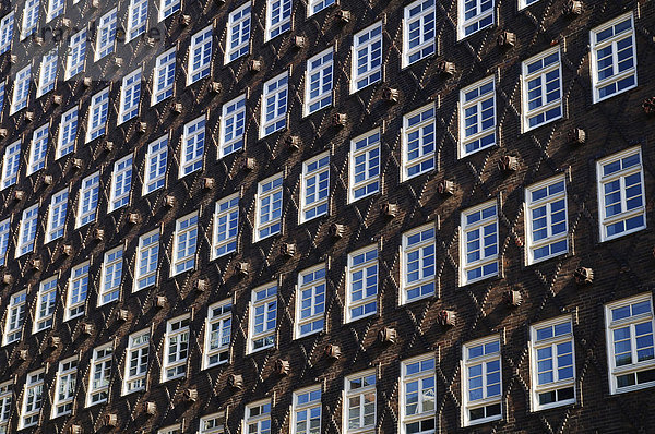 Fensterreihen an der Fassade des Sprinkenhof  Kontorhausviertel  Hamburg  Deutschland  Europa