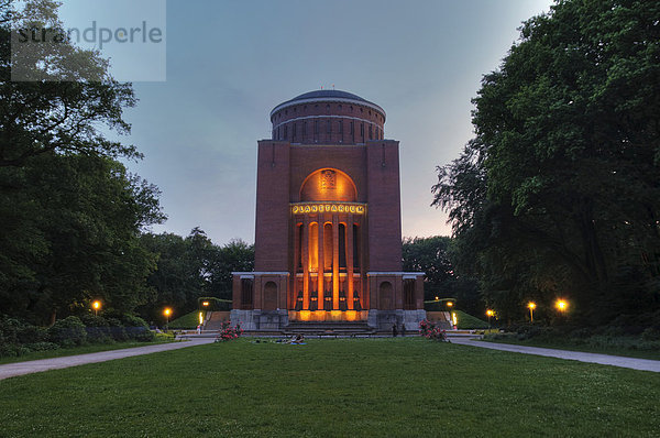 Hamburger Planetarium in der Abenddämmerung  Hamburger Stadtpark  Hamburg  Deutschland  Europa