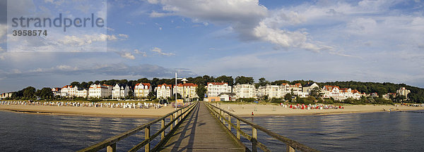 Blick von der Seebrücke auf das Seebad Bansin  Panorama aus 3 Einzelbildern  Insel Usedom  Mecklenburg-Vorpommern  Deutschland  Europa