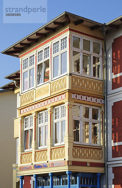 Bunt bemalter Erker an der Villa Emmy im Seebad Bansin  Insel Usedom  Mecklenburg-Vorpommern  Deutschland  Europa