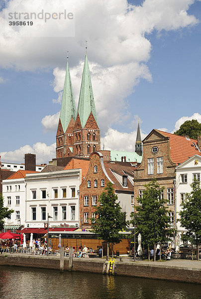 An der Obertrave  hinten die Marienkirche  St. Marien zu Lübeck  Lübeck  Schleswig-Holstein  Deutschland  Europa
