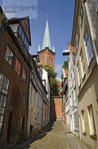 Klassische Wohnhäuser in einer Gasse an der Obertrave  hinten die Marienkirche  St. Marien zu Lübeck  Lübeck  Schleswig-Holstein  Deutschland  Europa