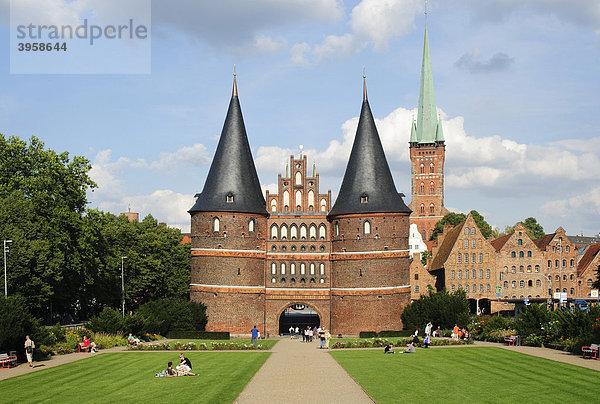 Das Holstentor in Lübeck  hinten die Kirche St. Petri  Schleswig-Holstein  Deutschland  Europa