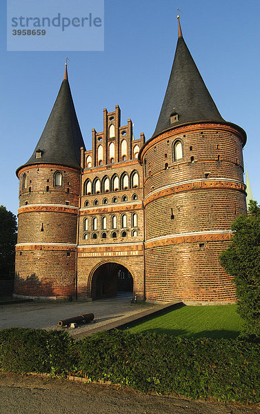 Das Holstentor in Lübeck  Schleswig-Holstein  Deutschland  Europa
