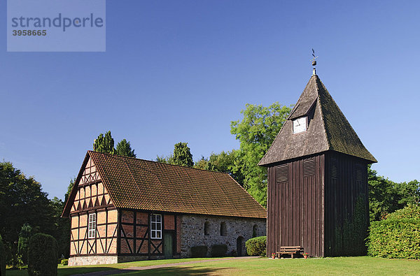 Kirche St. Magdalenen in Undeloh  Naturpark Lüneburger Heide  Niedersachsen  Deutschland  Europa