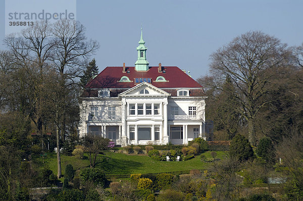 Herrschaftliche Villa am Elbufer in Othmarschen  Hamburg  Deutschland  Europa