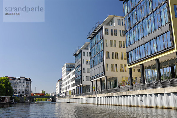 Moderne Bürogebäude am Osterbekkanal im Stadtteil Winterhude  Hamburg  Deutschland  Europa