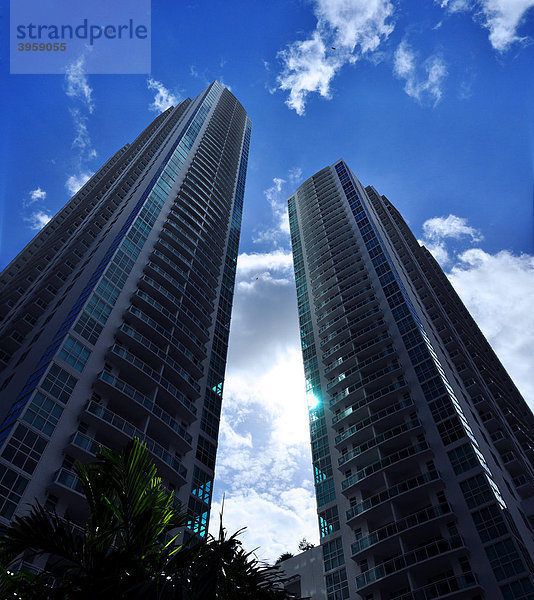 Zwei Apartment-Hochhäuser im Zentrum von Miami  Florida  USA