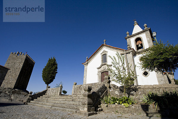 Kapelle und Burg in Linhares da Beira  Portugal  Europa