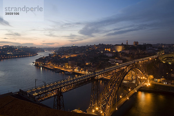 Dom Luis Brücke in der Nacht  Porto  Portugal  Europa