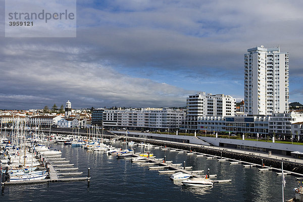 Blick auf Ponta Delgada  Azoren  Portugal  Europa